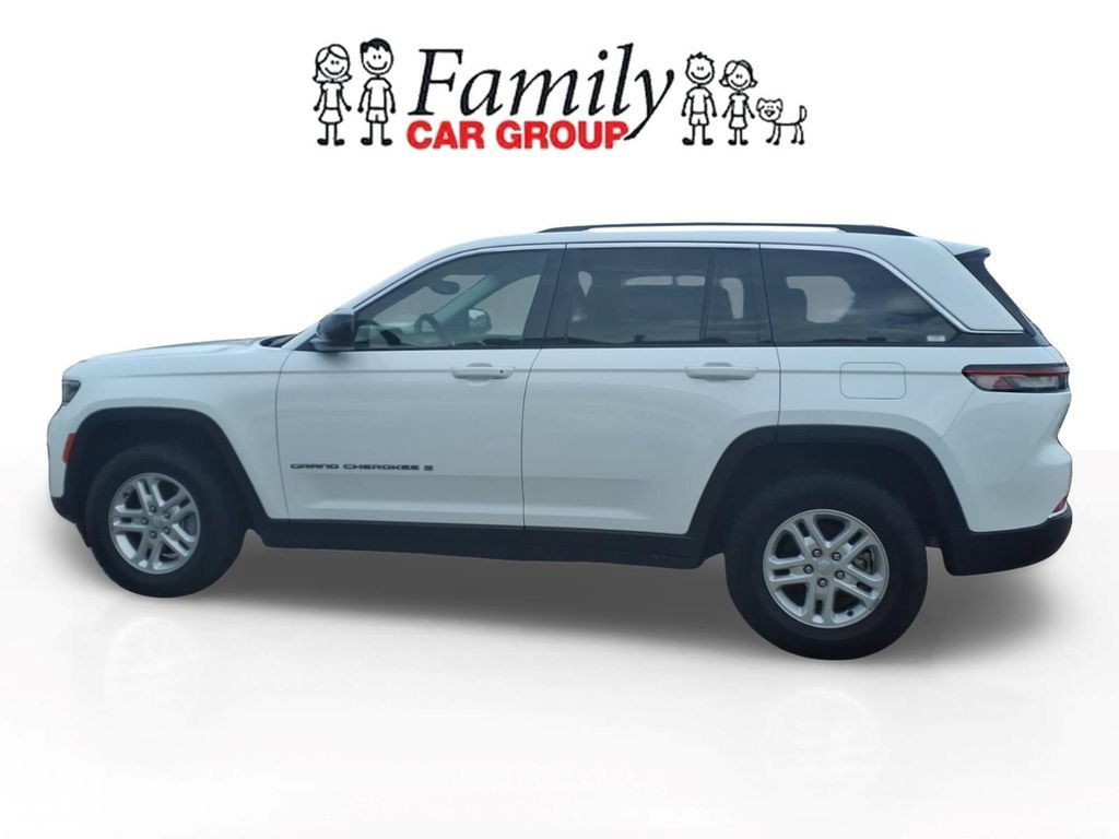 Used 2023 Jeep Grand Cherokee Laredo RWD image 2
