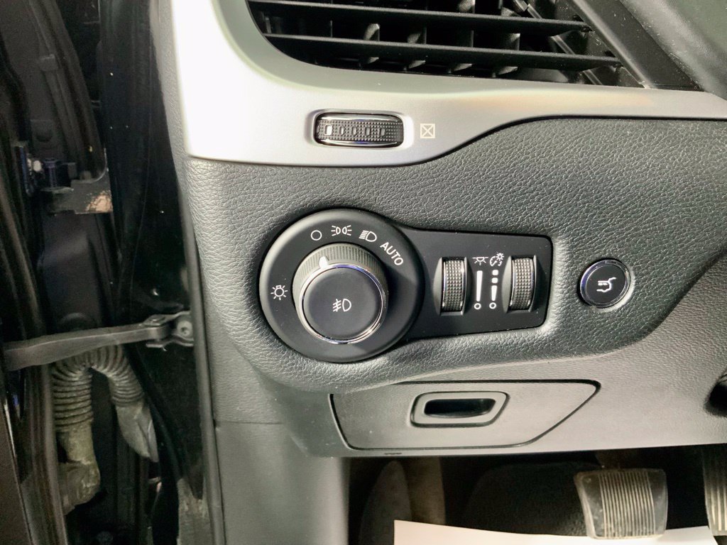 Used 2018 Jeep Cherokee Overland w/ Technology Group AWD/4WD image 19