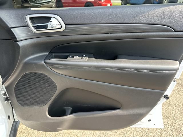 Used 2019 Jeep Grand Cherokee Laredo AWD/4WD image 9