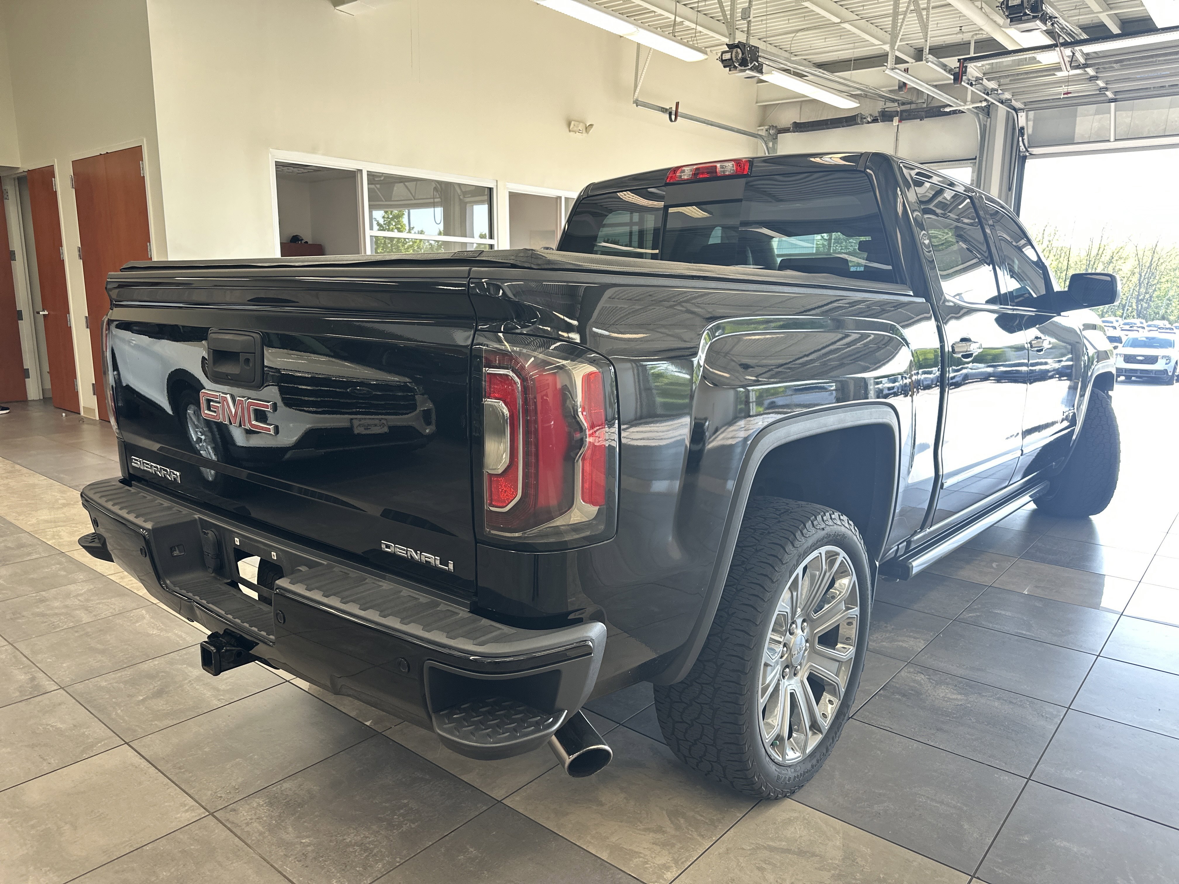 Used 2017 GMC Sierra 1500 Denali w/ Denali Ultimate Package AWD/4WD image 12