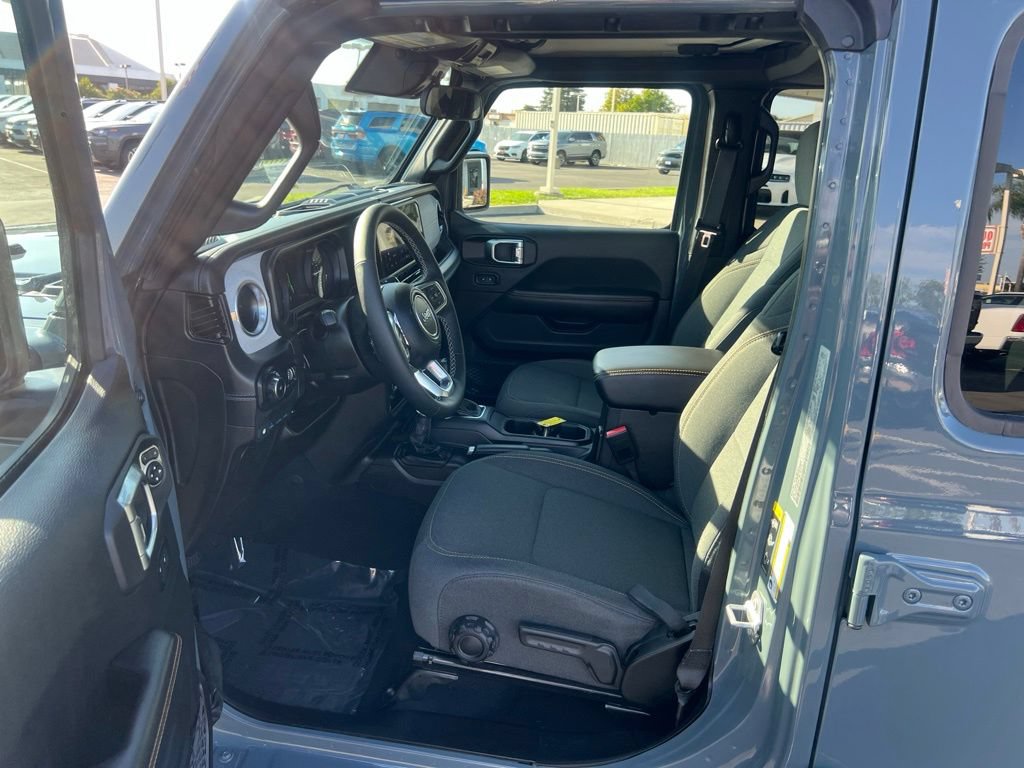 Used 2025 Jeep Wrangler Unlimited Sahara AWD/4WD image 16