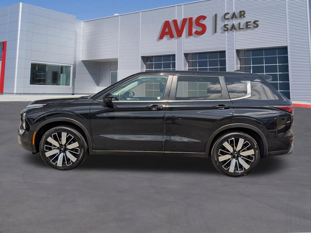 Used 2025 Mitsubishi Outlander SE AWD/4WD image 2