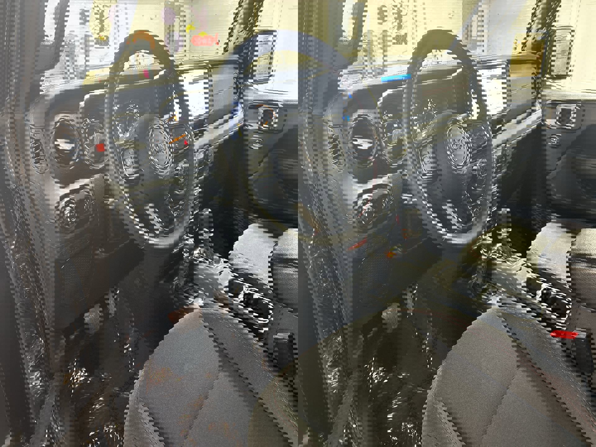 Used 2024 Jeep Gladiator Rubicon w/ Convenience Group image 11