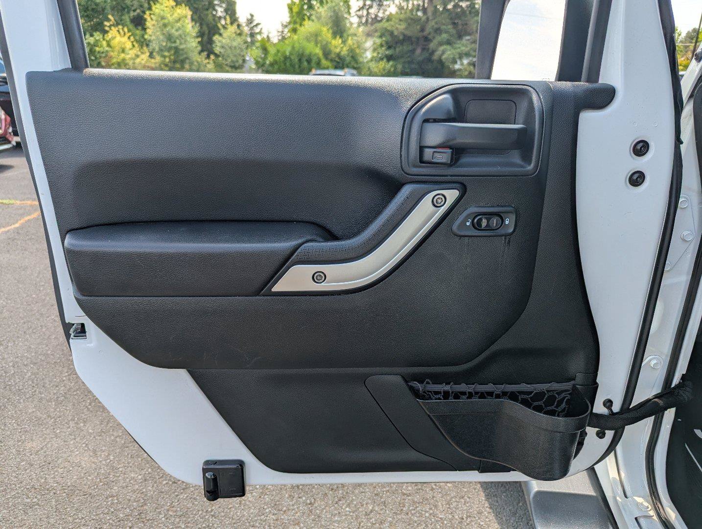 Used 2018 Jeep Wrangler Unlimited Sahara w/ Connectivity Group AWD/4WD image 10