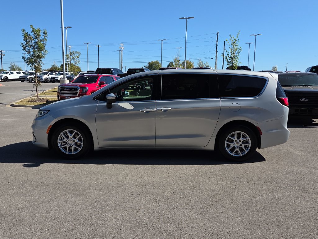 Used 2023 Chrysler Pacifica Touring-L FWD image 2