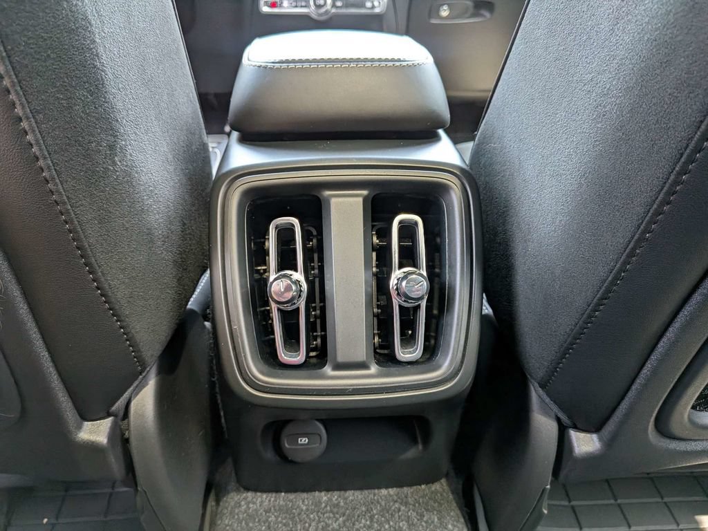 Used 2020 Volvo XC40 T4 R-Design FWD image 19