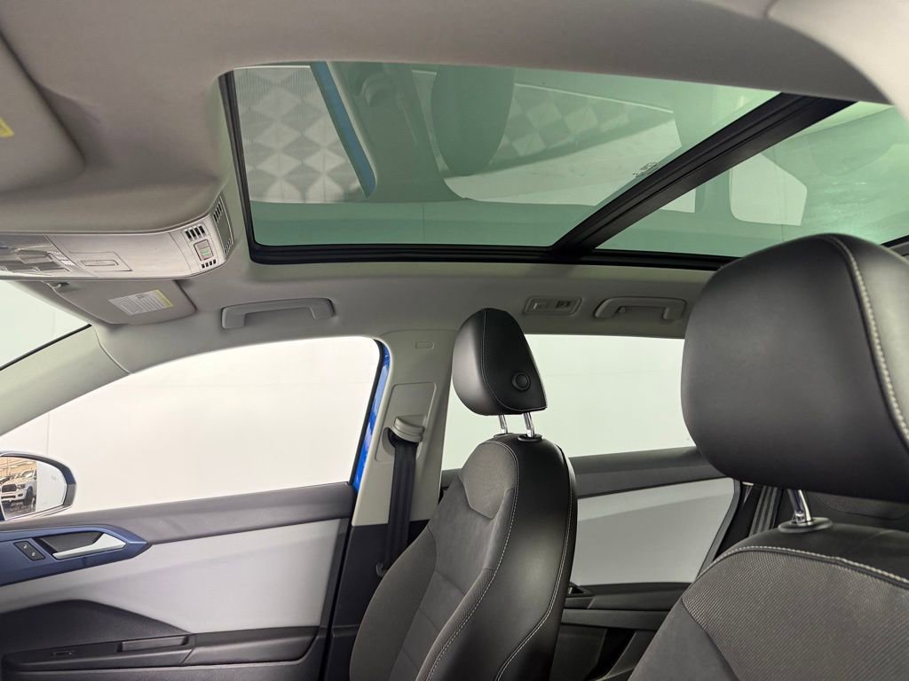 Used 2022 Volkswagen Taos SE w/ Panoramic Sunroof Package FWD image 23