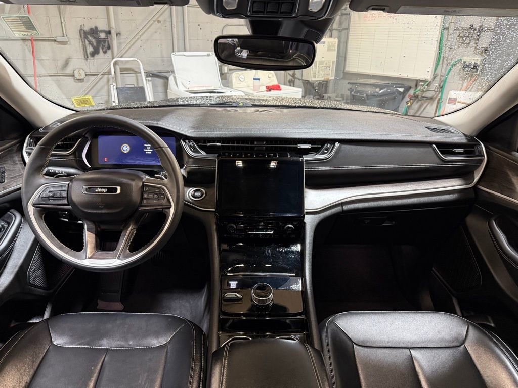 Used 2023 Jeep Grand Cherokee L Limited w/ Black Appearance Package image 17