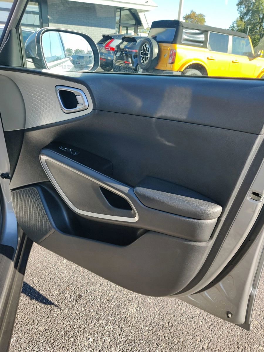 Used 2022 Kia Soul LX image 26
