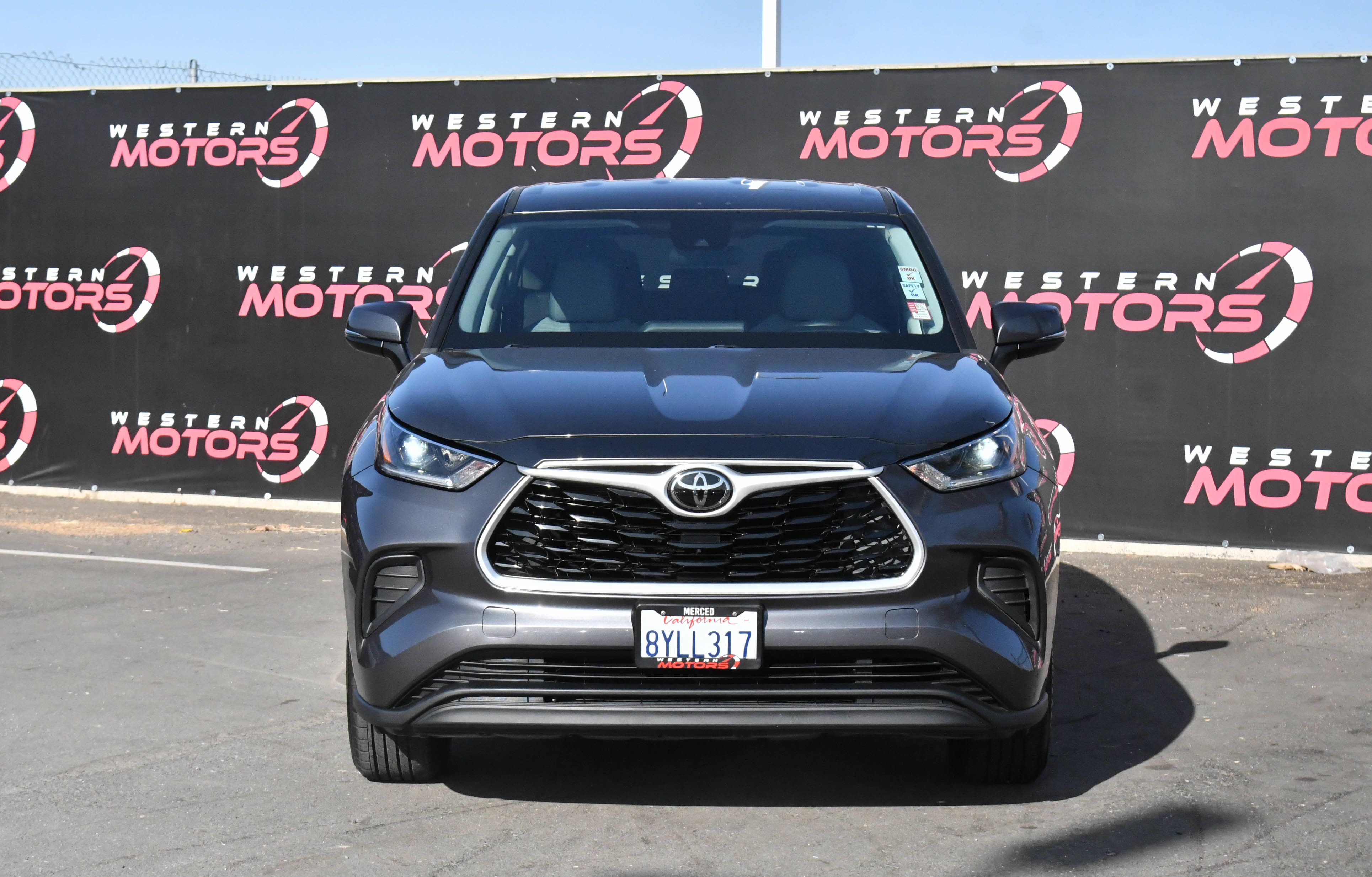 Used 2021 Toyota Highlander L FWD image 2