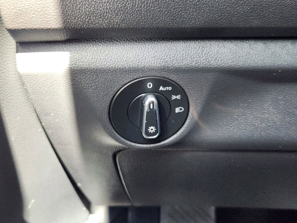 Certified 2023 Volkswagen Jetta SE w/ Panoramic Sunroof Package image 18