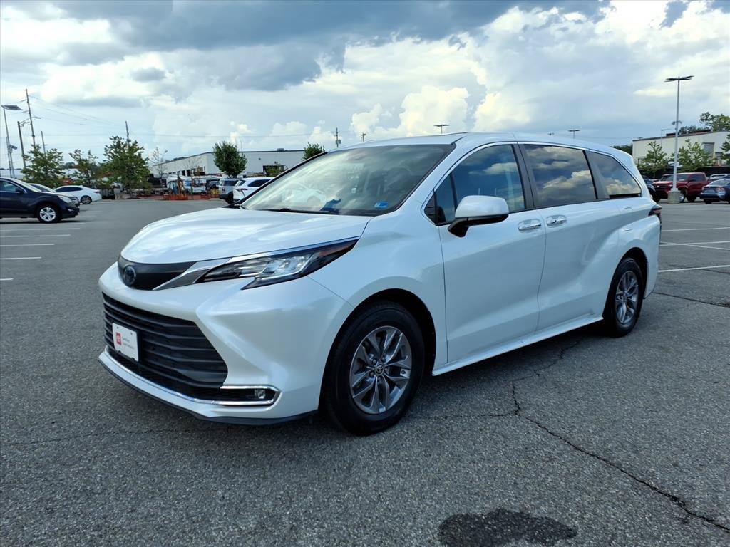 Certified 2023 Toyota Sienna XLE FWD image 9