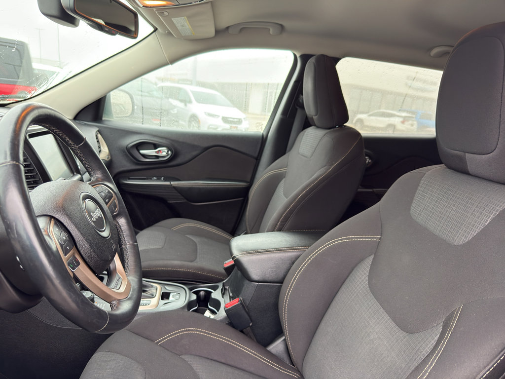 Used 2016 Jeep Cherokee Latitude w/ Comfort/Convenience Group image 27