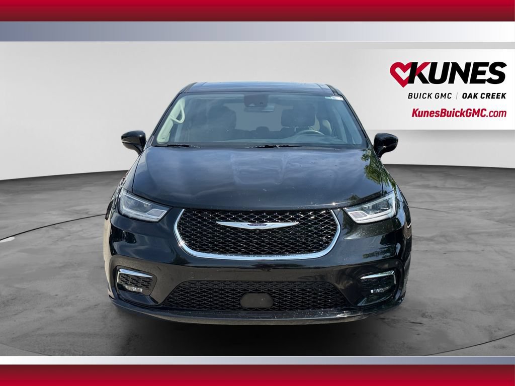 Used 2024 Chrysler Pacifica Touring-L FWD image 3