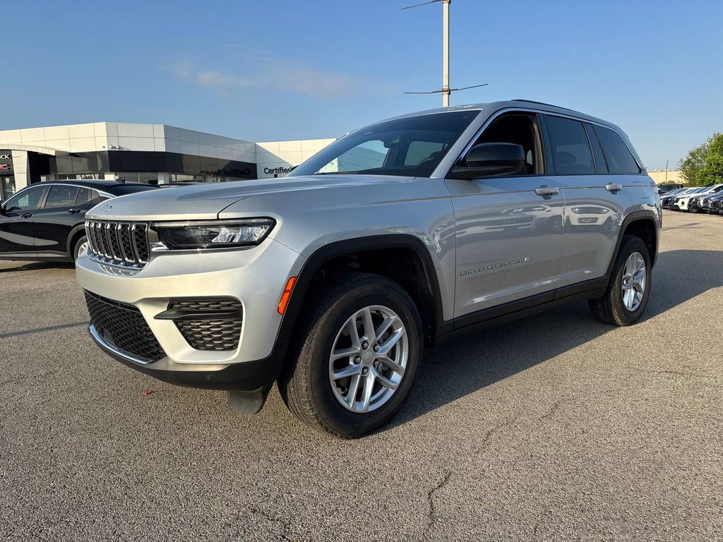 Used 2024 Jeep Grand Cherokee Laredo X w/ Trailer Tow Package AWD/4WD image 2