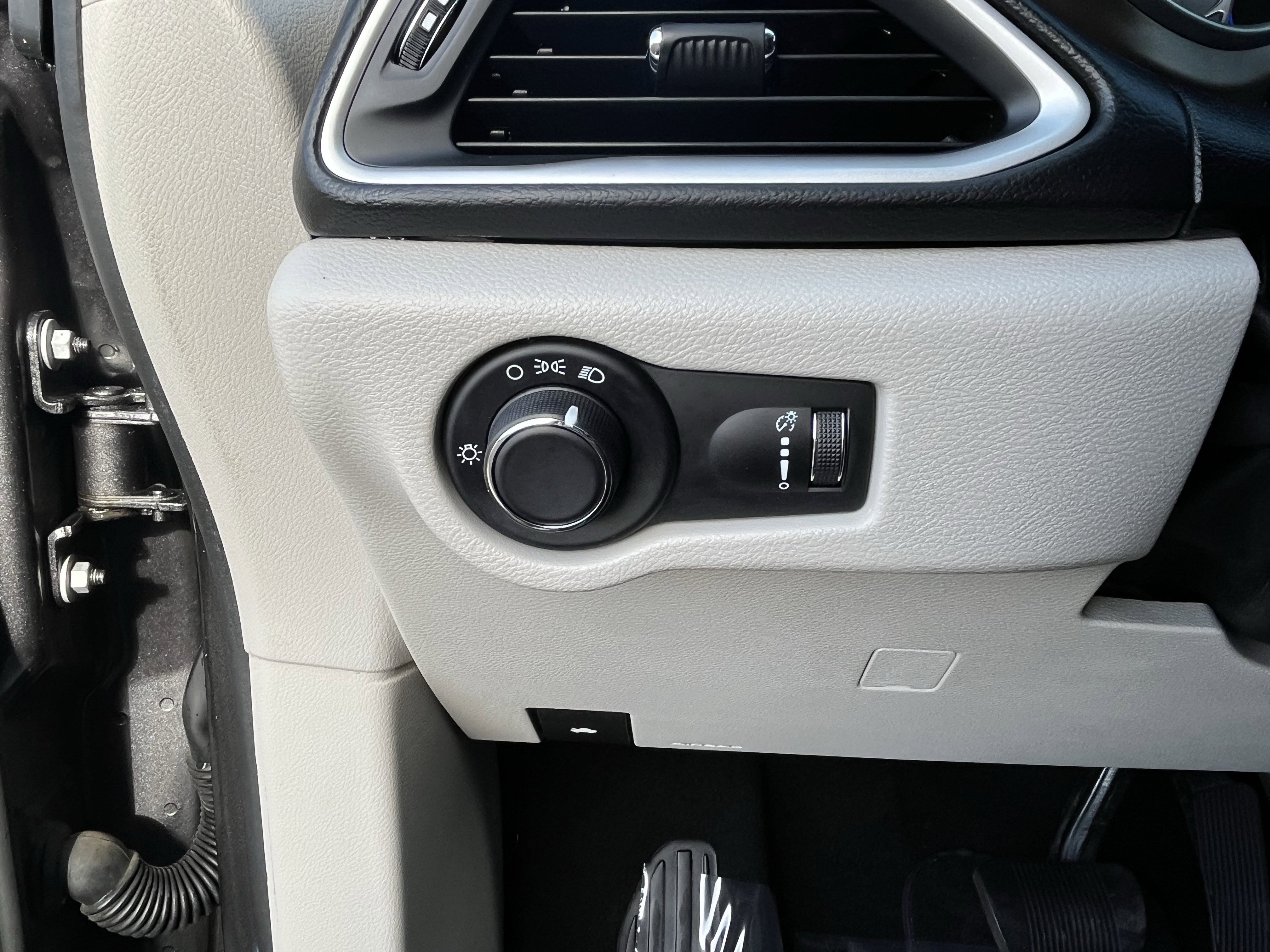 Used 2020 Chrysler Voyager L image 23