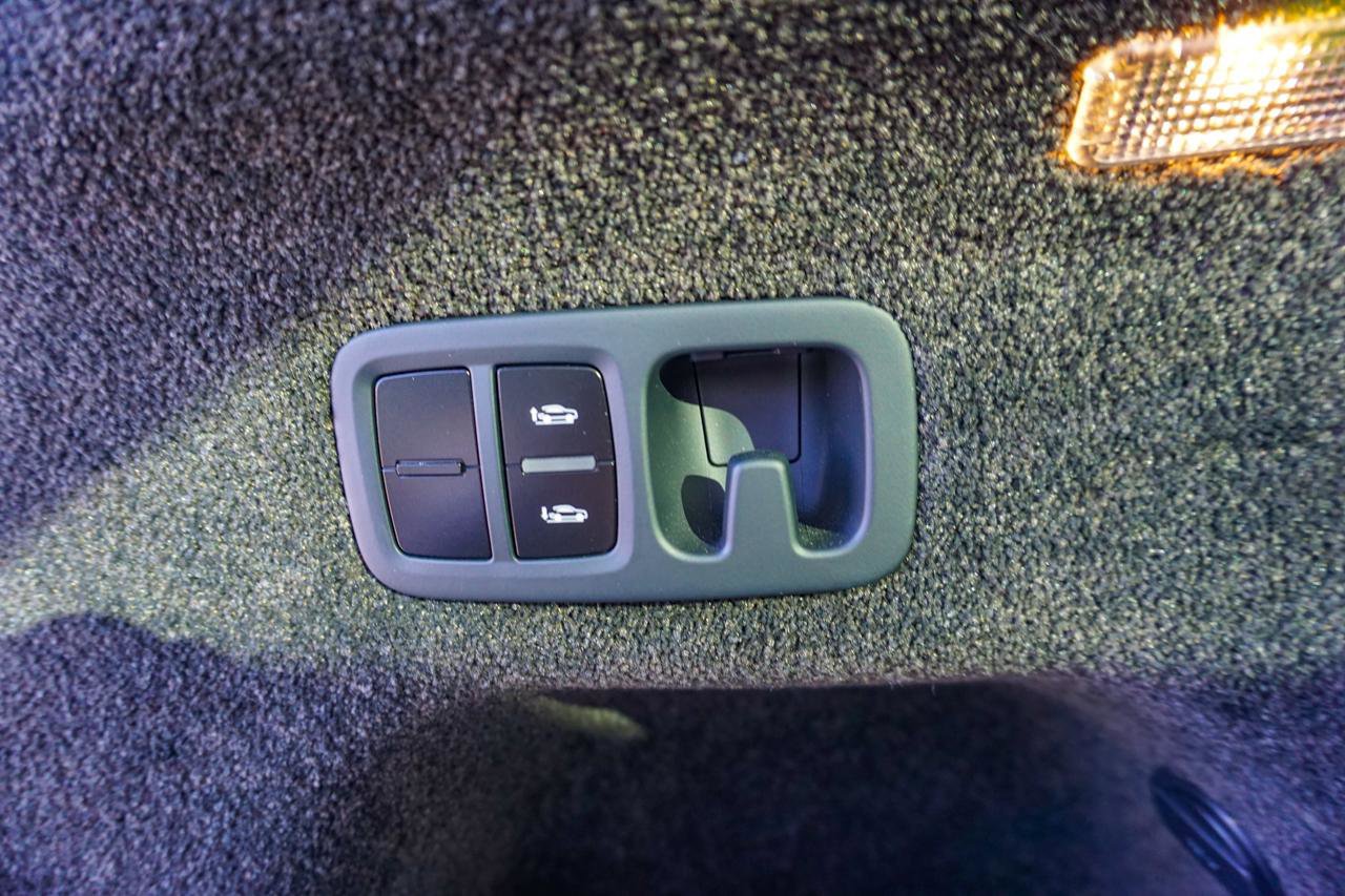 Used 2017 Bentley Bentayga AWD/4WD image 32