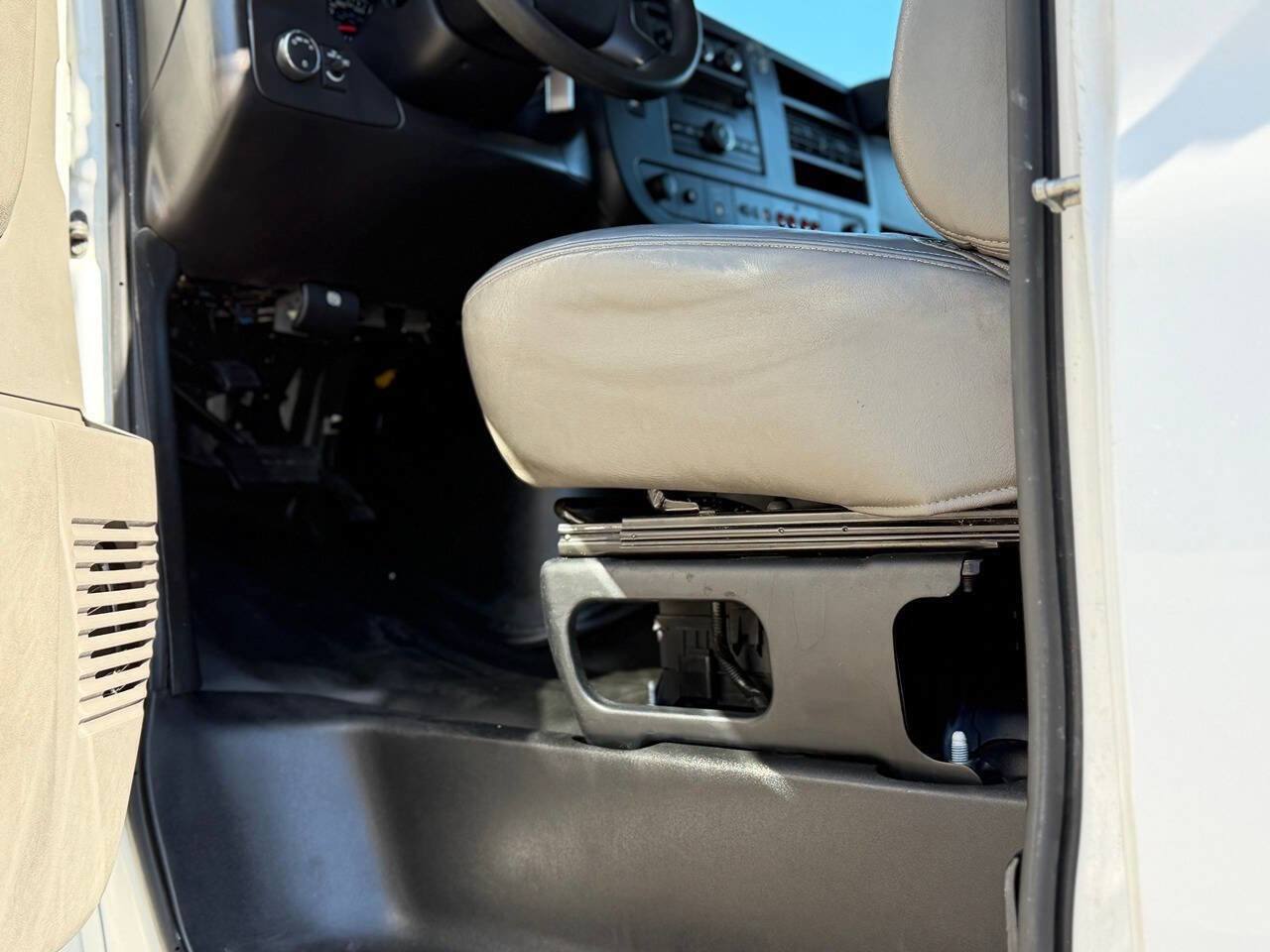 Used 2014 Chevrolet Express 2500 image 3