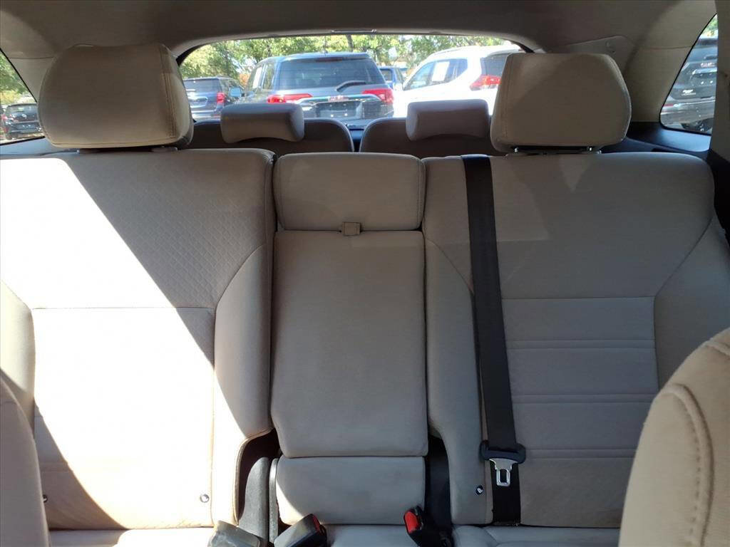 Used 2017 Kia Sorento LX w/ LX Convenience Package image 17