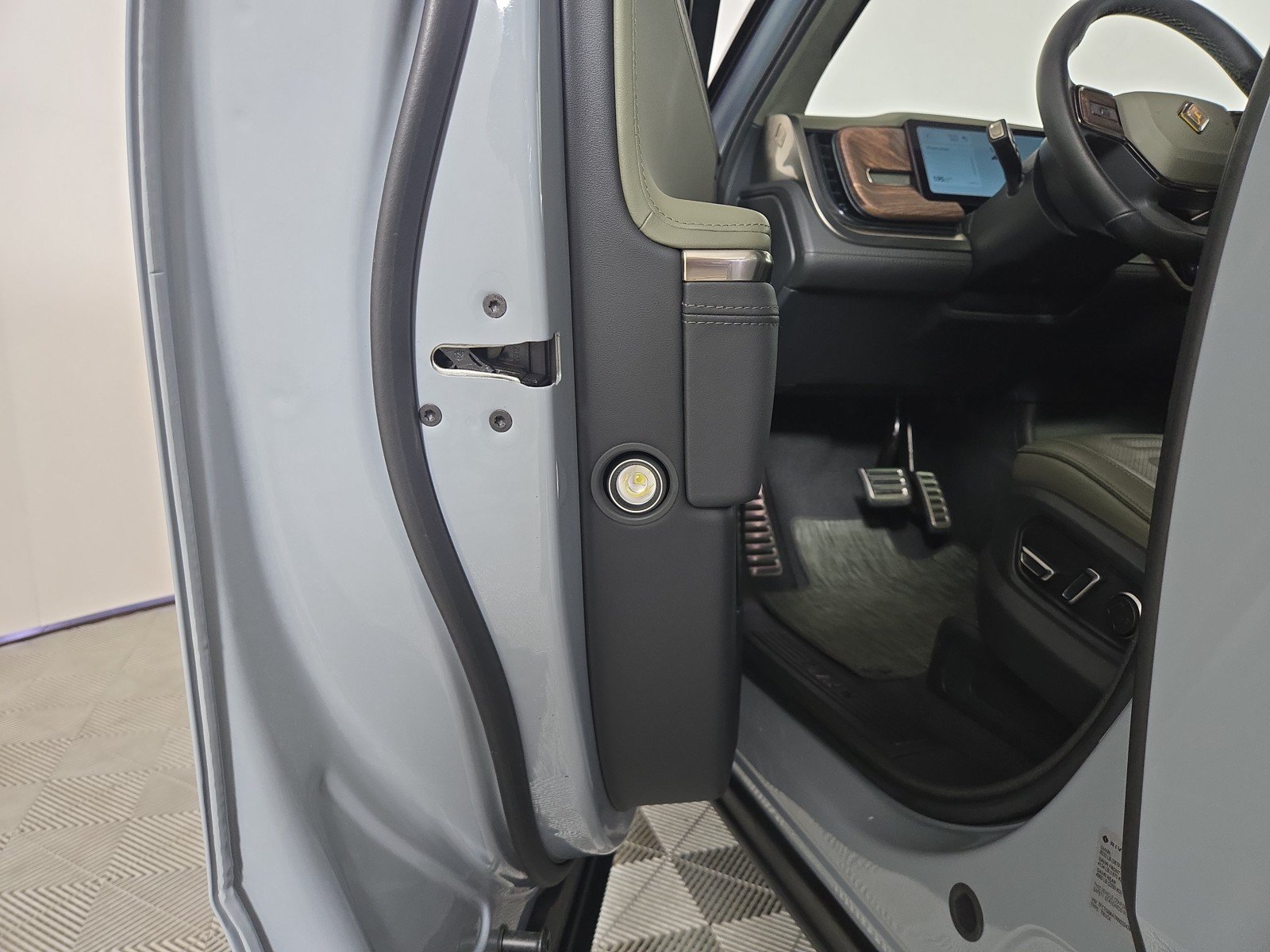 Used 2024 Rivian R1T Adventure AWD/4WD image 30