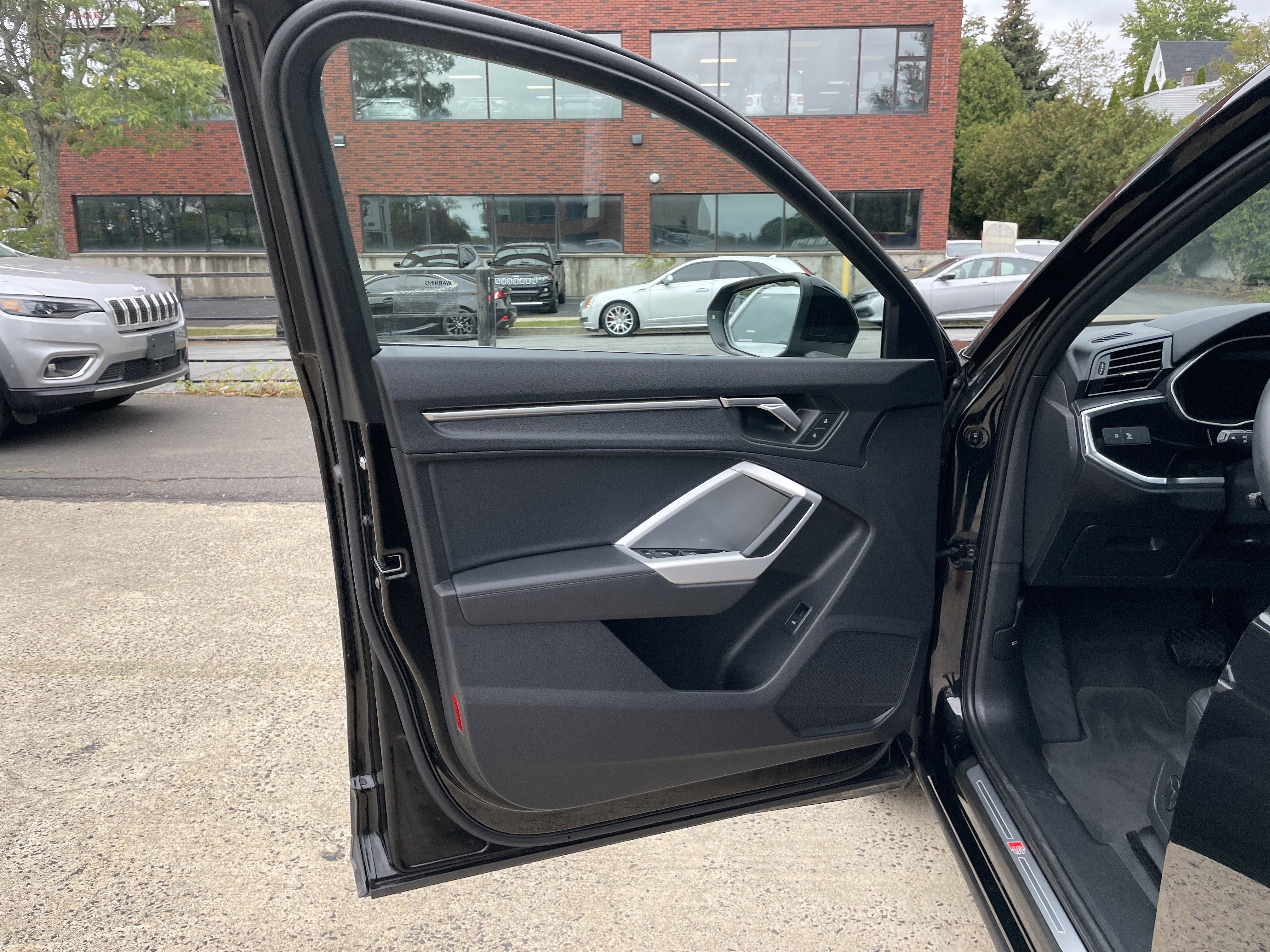 Used 2025 Audi Q3 2.0T Premium image 34