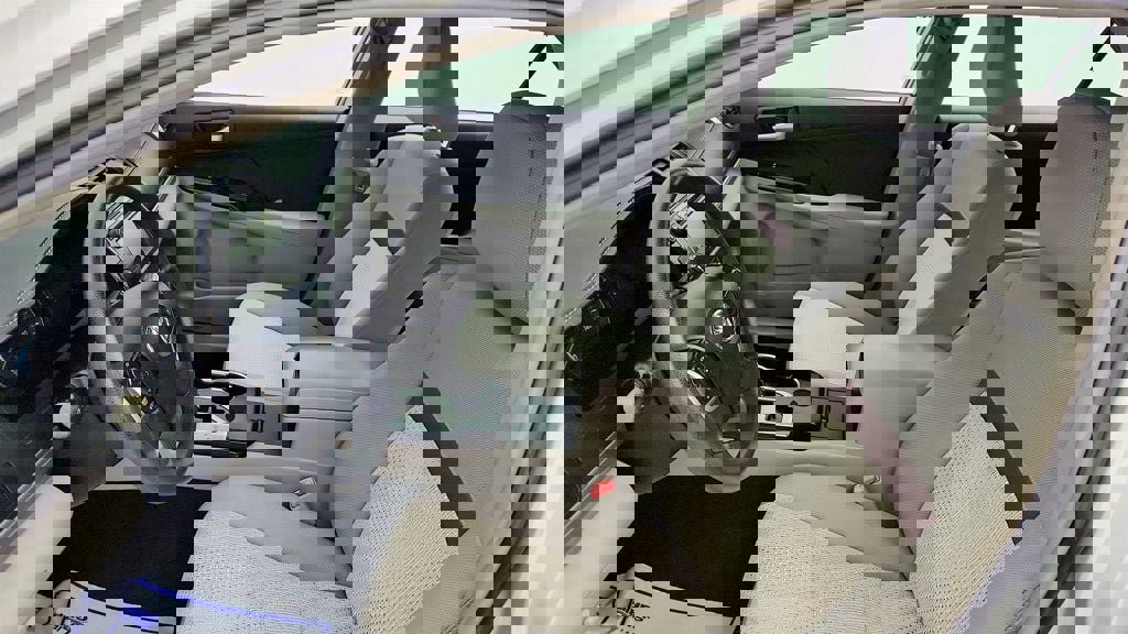 Used 2013 Toyota Camry LE FWD image 19