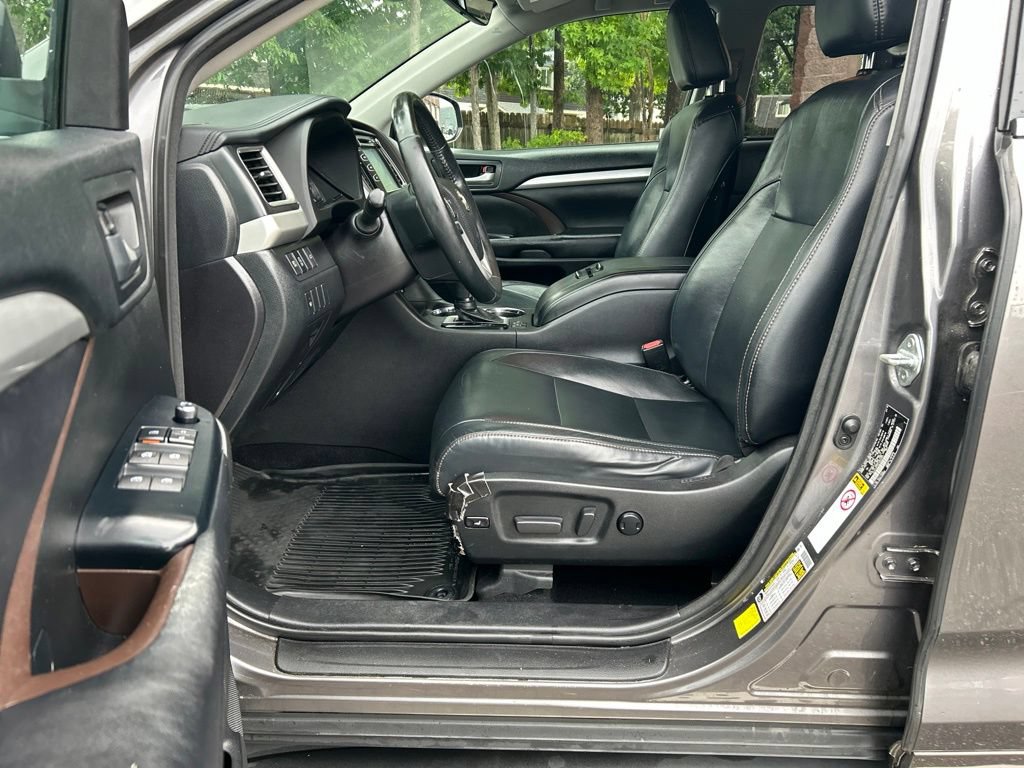 Used 2018 Toyota Highlander XLE AWD/4WD image 14