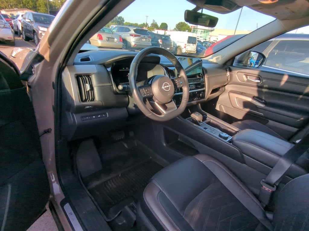 Used 2023 Nissan Pathfinder Platinum AWD/4WD image 7