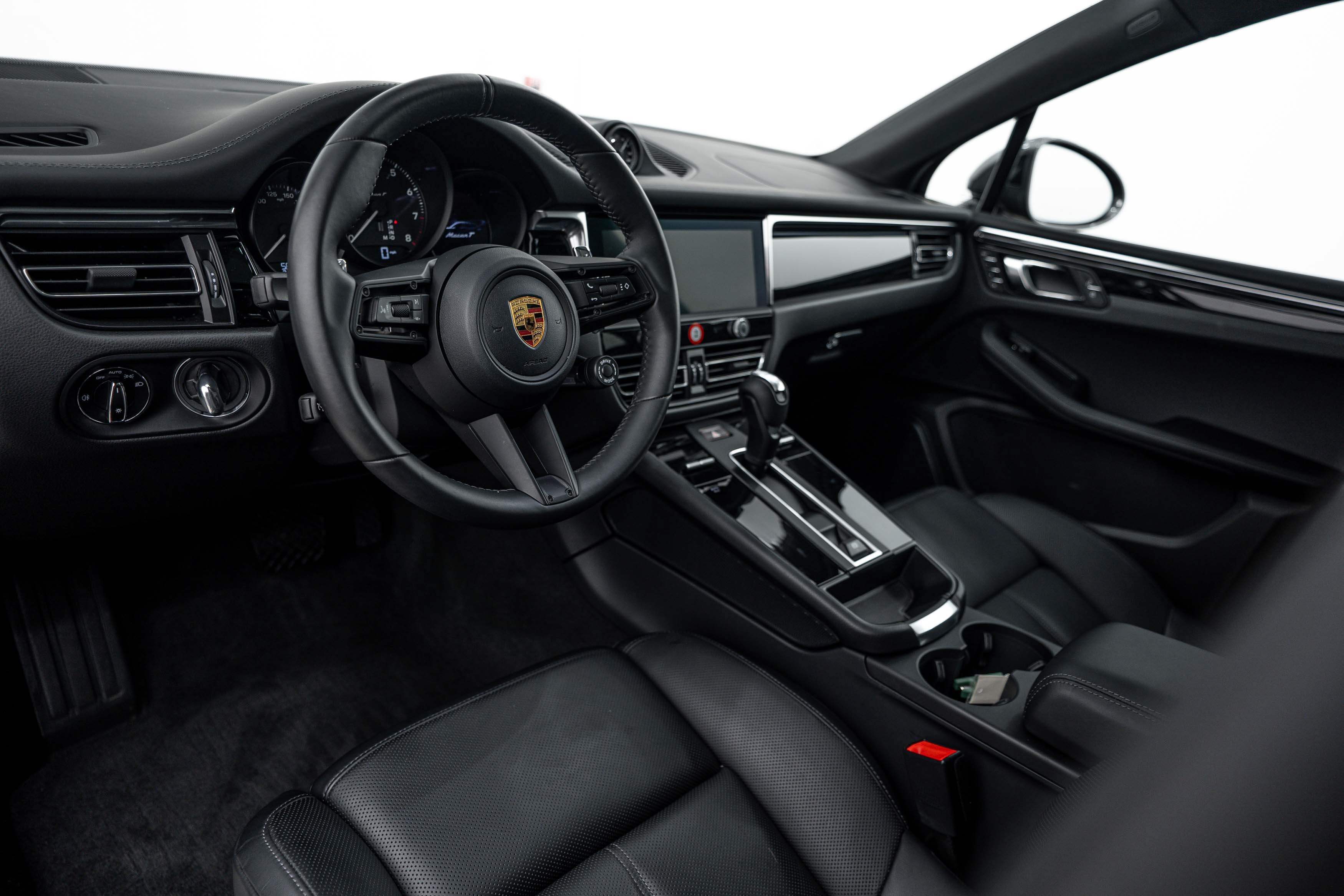 Certified 2026 Porsche Macan Turbo AWD/4WD image 4