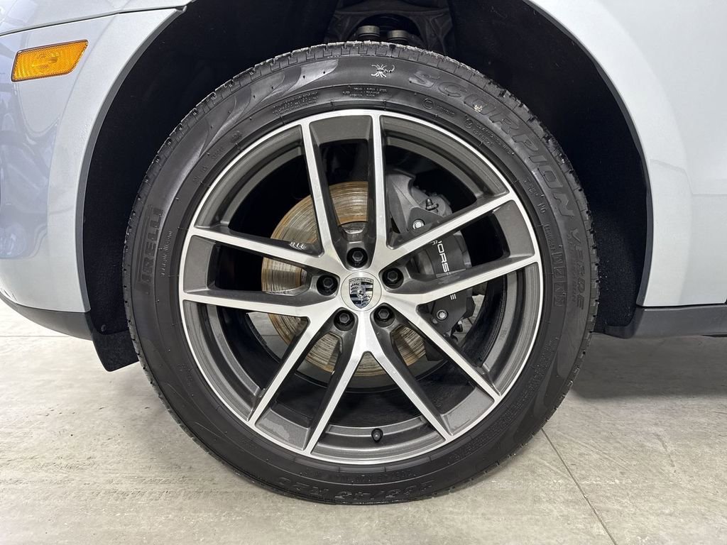 Certified 2025 Porsche Macan image 13