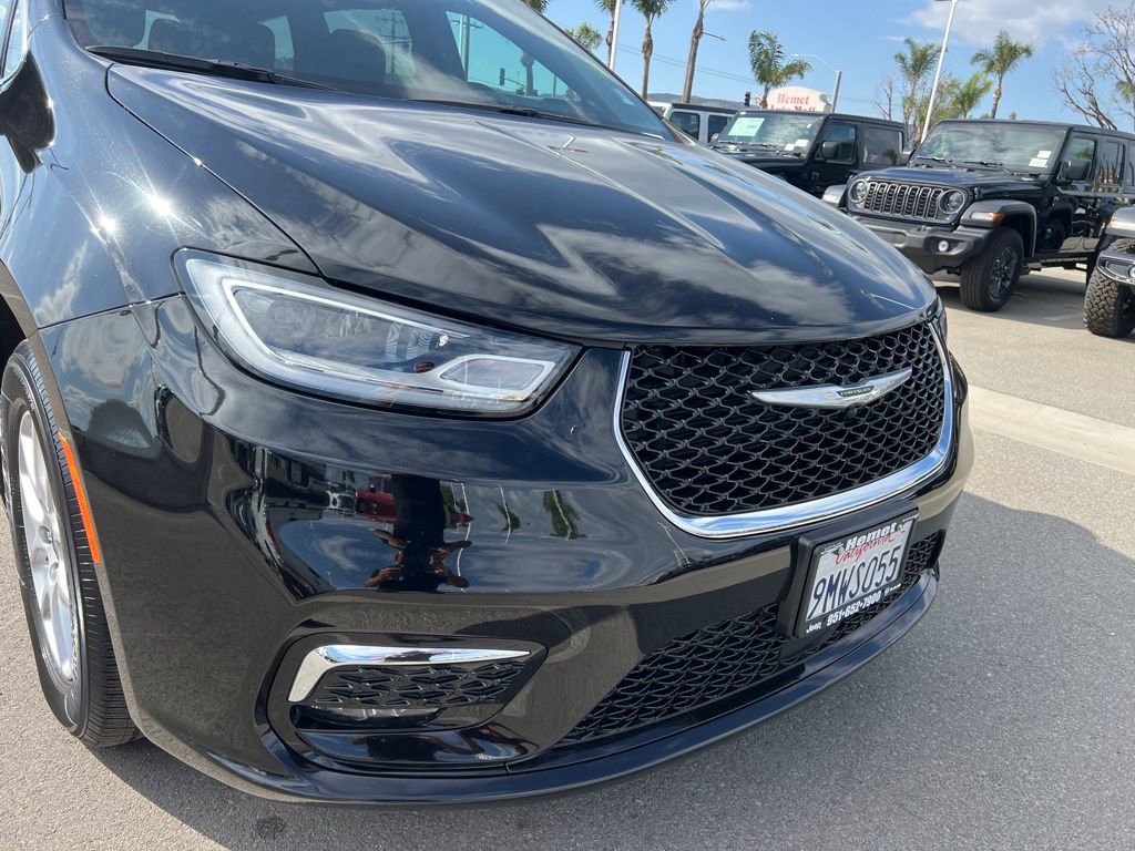 Used 2024 Chrysler Pacifica Touring image 11