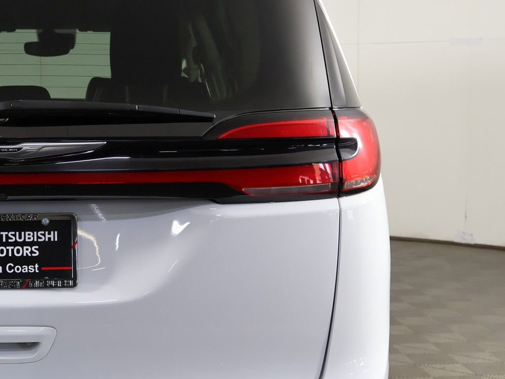 Used 2024 Chrysler Pacifica Touring-L FWD image 17