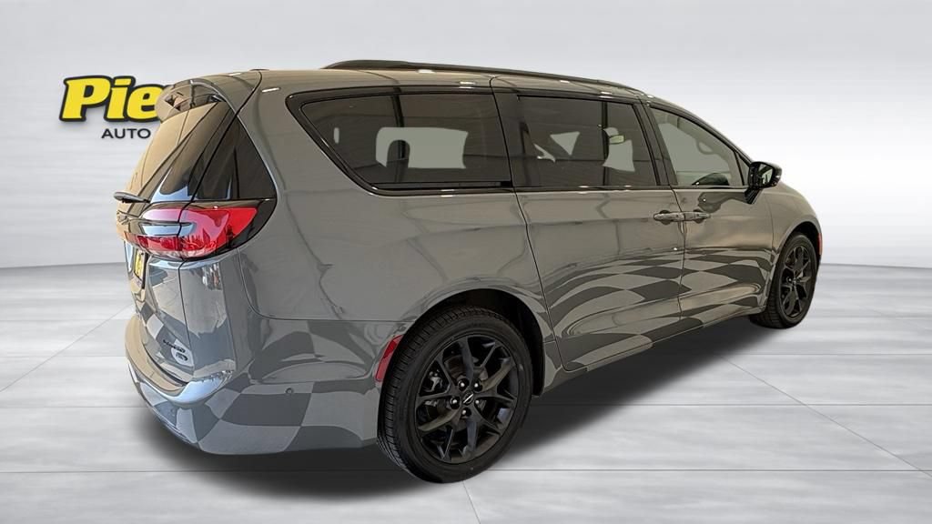 Used 2023 Chrysler Pacifica Limited w/ Uconnect Theater Family Group AWD/4WD image 6