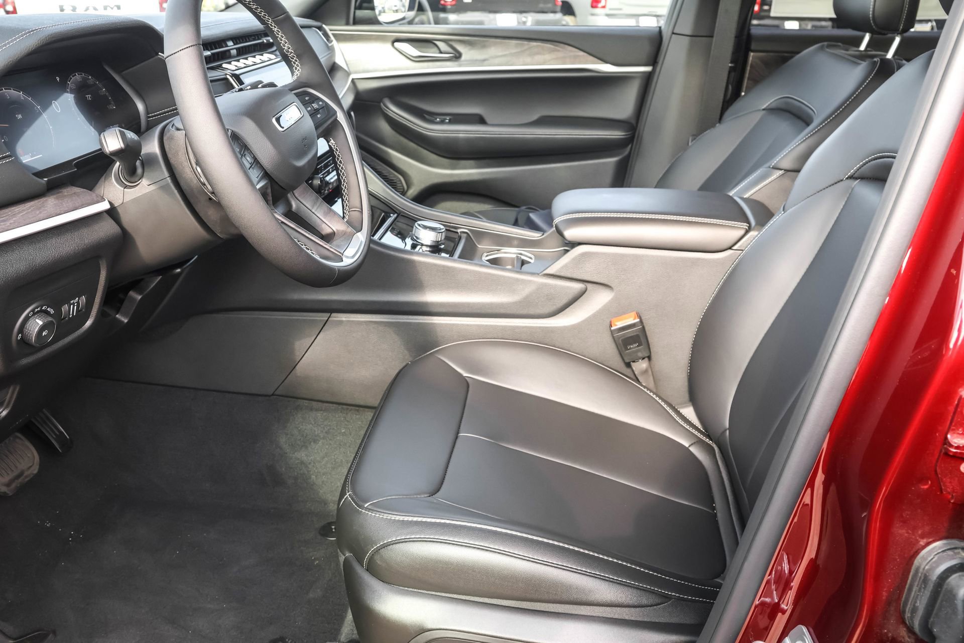 New 2025 Jeep Grand Cherokee L Limited w/ Black Appearance Package image 6