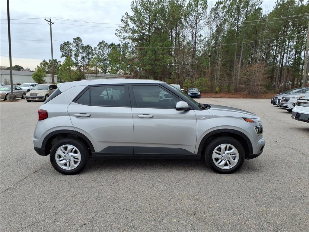 Used 2025 Hyundai Venue SE image 2