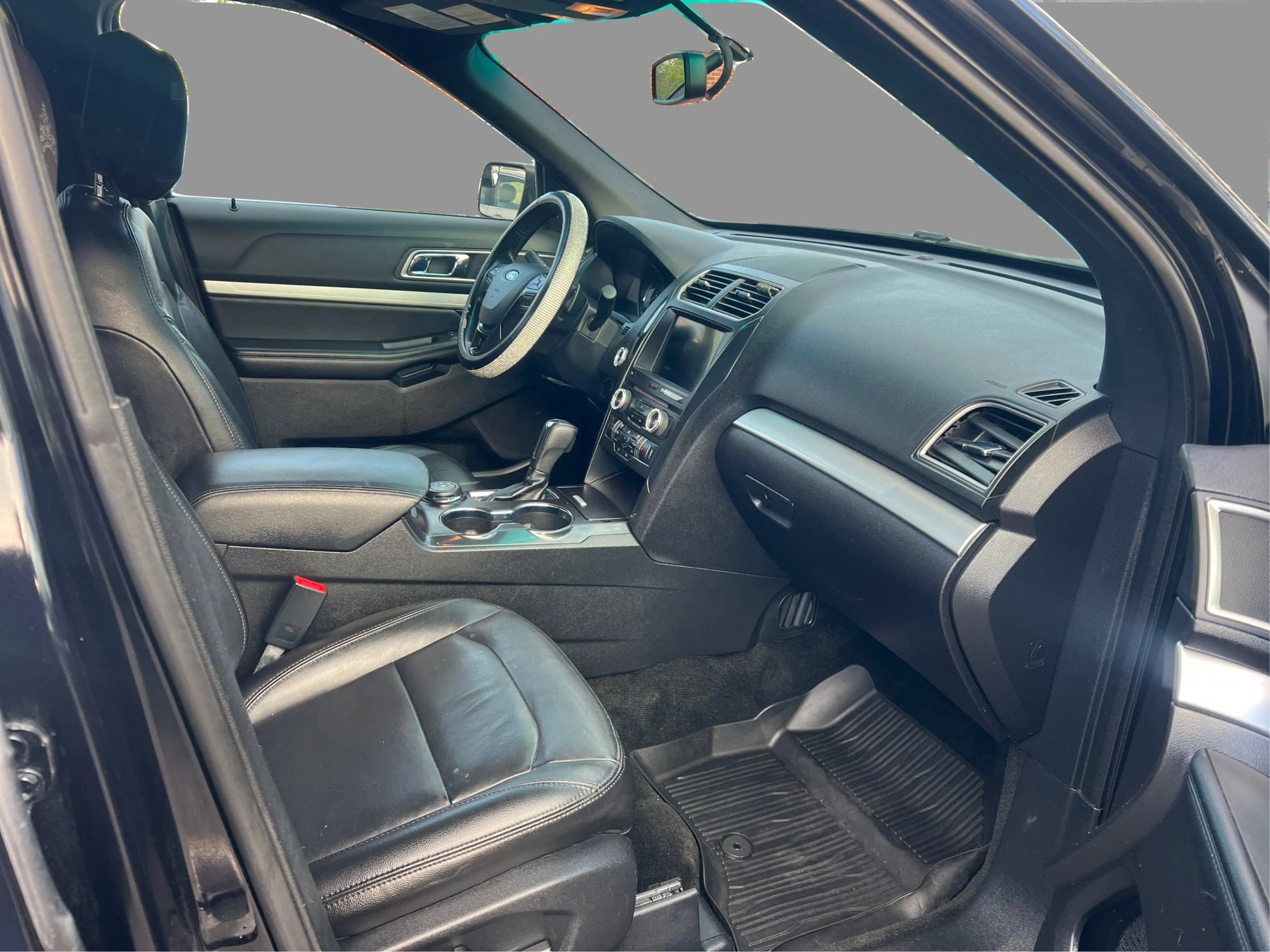 Used 2017 Ford Explorer XLT w/ Equipment Group 202A AWD/4WD image 24