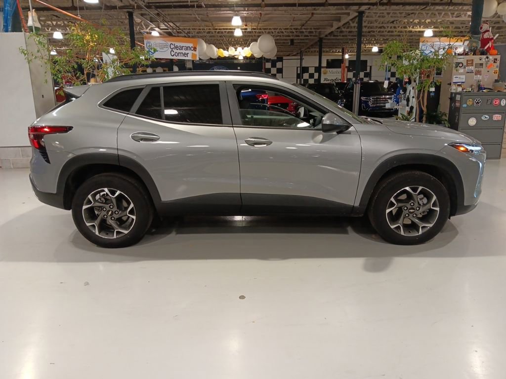 Used 2024 Chevrolet Trax LT w/ LT Convenience Package image 5