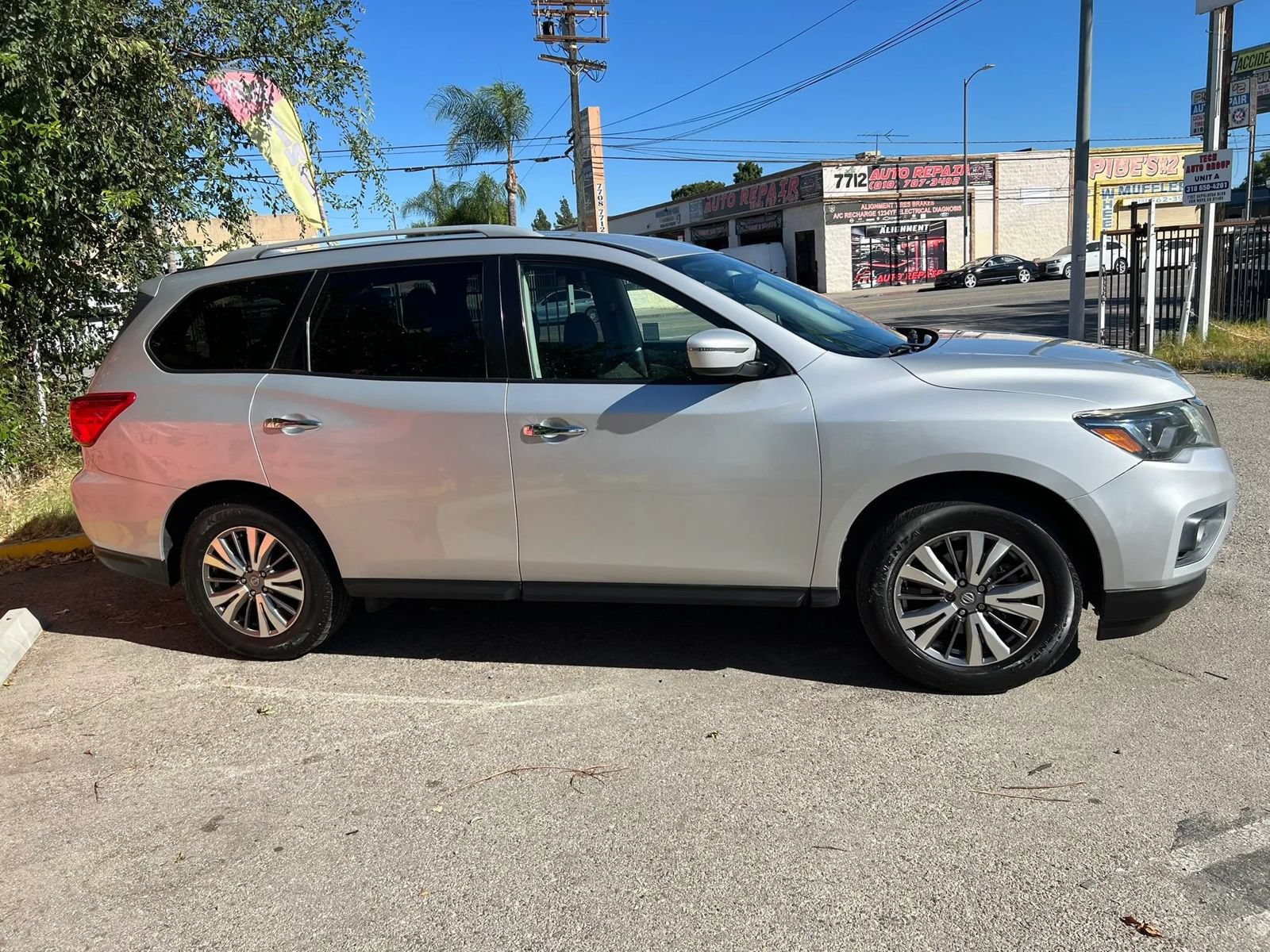 Used 2019 Nissan Pathfinder SV FWD image 4