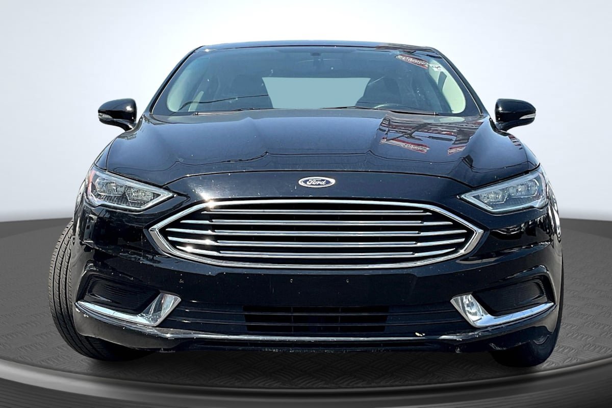 Used 2018 Ford Fusion SE w/ Fusion SE Technology Package FWD image 3