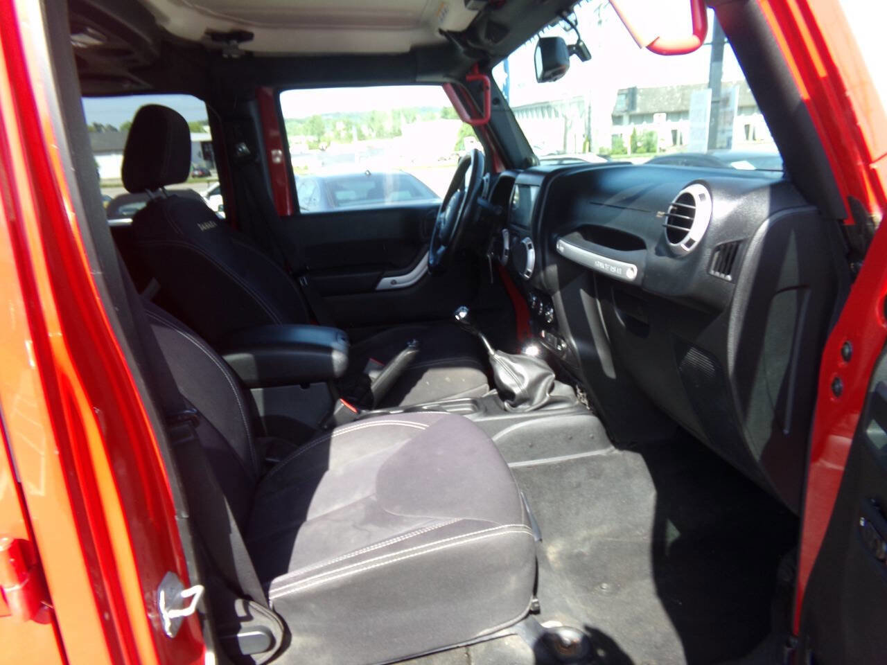 Used 2014 Jeep Wrangler Unlimited Sahara w/ Connectivity Group image 27