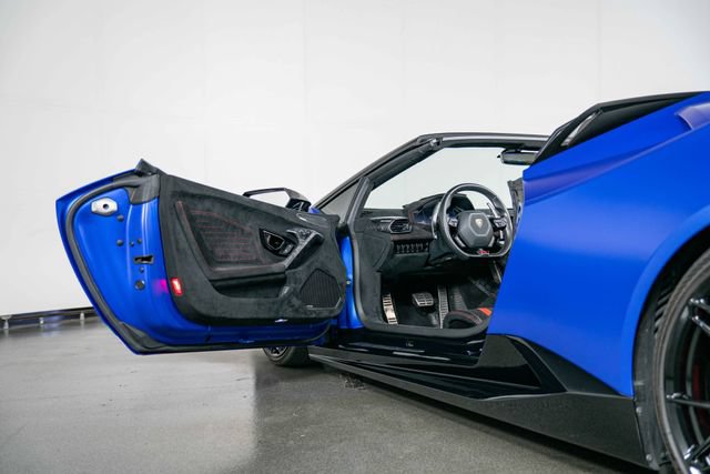 Used 2019 Lamborghini Huracan Performante AWD/4WD image 14