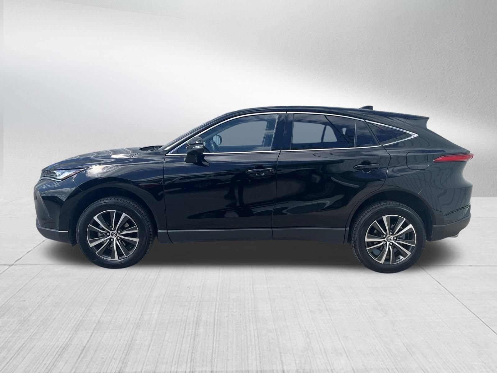 Used 2024 Toyota Venza LE AWD/4WD image 4