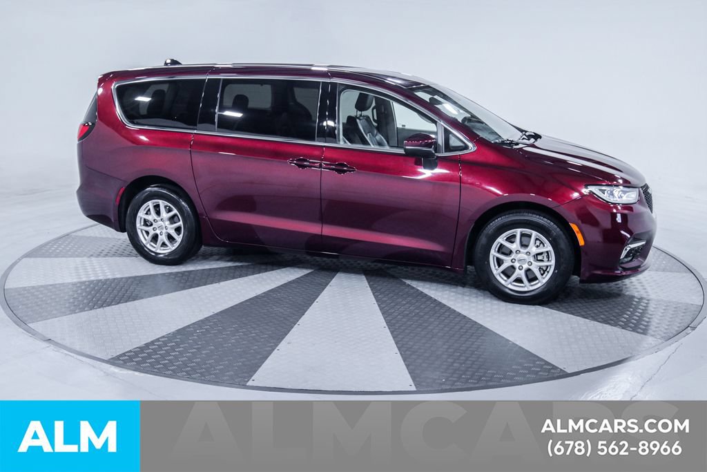 Used 2023 Chrysler Pacifica Touring-L FWD image 13