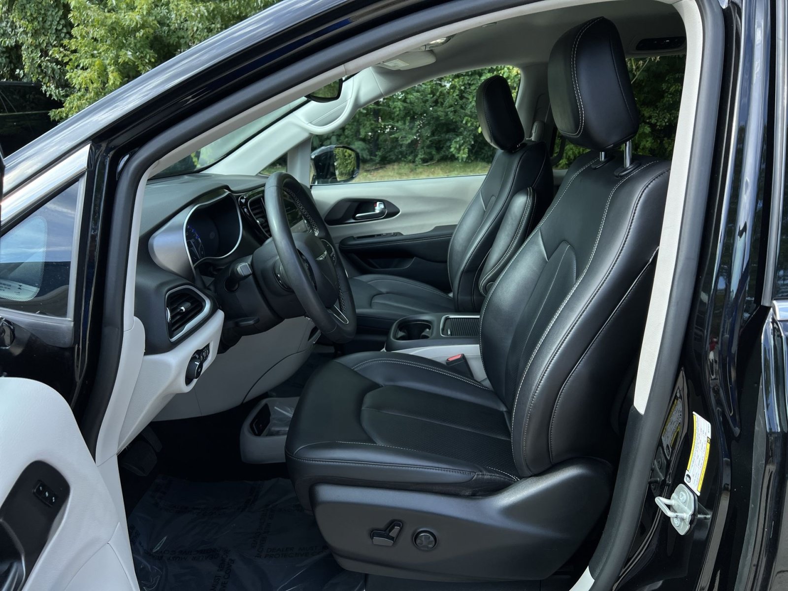 Used 2024 Chrysler Pacifica Touring-L FWD image 13