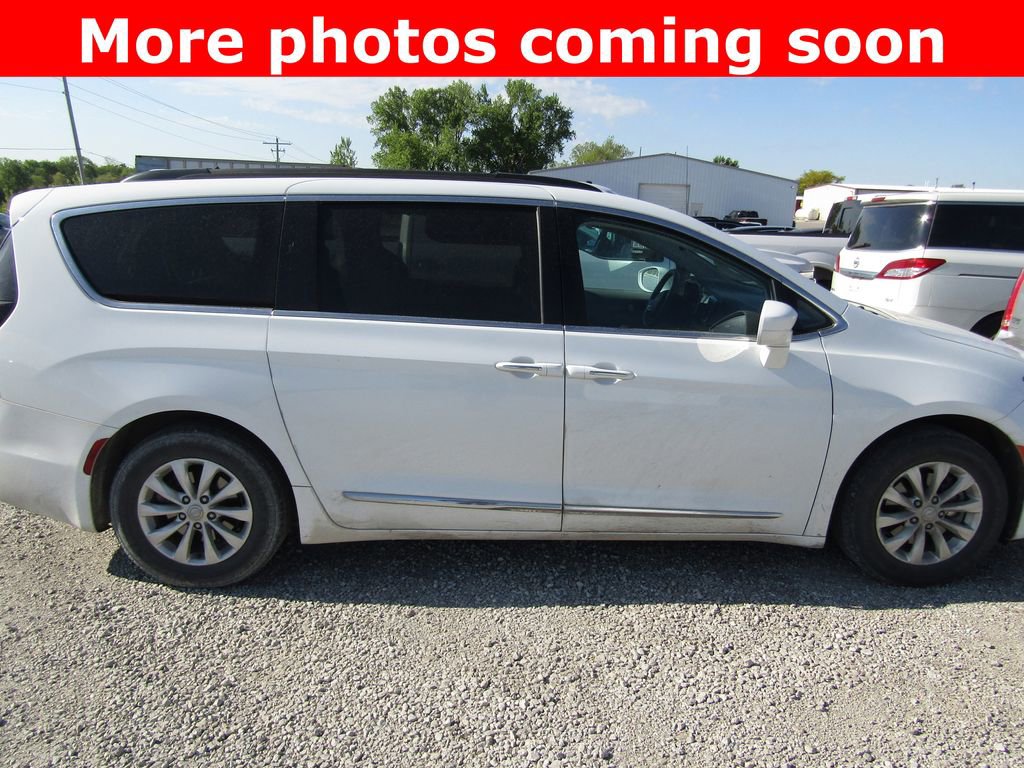 Used 2017 Chrysler Pacifica Touring-L FWD image 6
