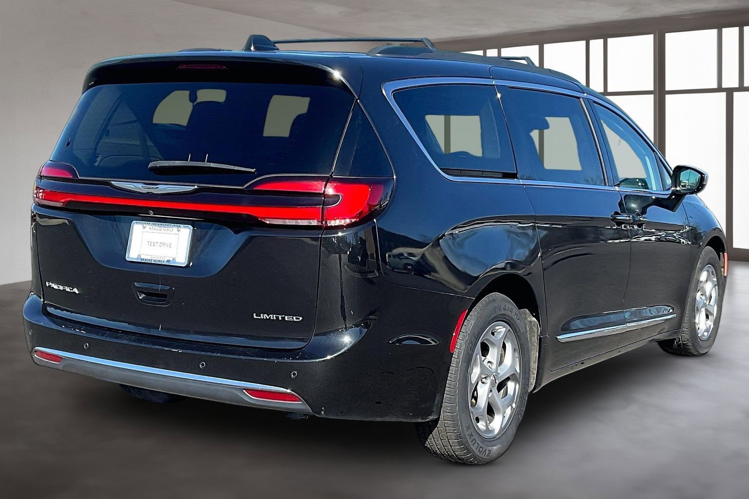 Used 2023 Chrysler Pacifica Limited image 6