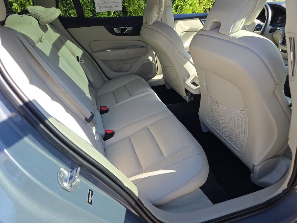 Used 2024 Volvo V60 B5 Cross Country Plus image 11