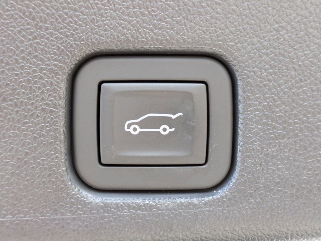 Used 2025 Chevrolet Traverse LT w/ Driver Confidence Package FWD image 14