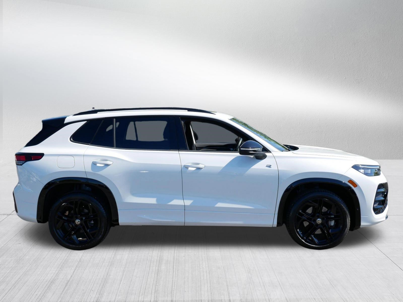 Certified 2025 Volkswagen Tiguan SE R-Line AWD/4WD image 8