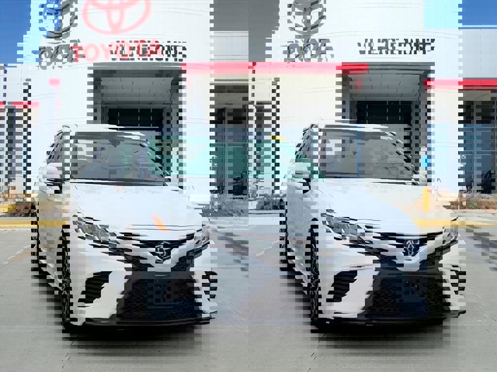 Used 2018 Toyota Camry SE w/ Convenience Package image 3